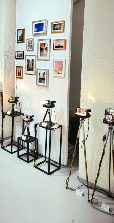 Polaroid Kameralampen auf der STROKE Art Fair Munich 2023
